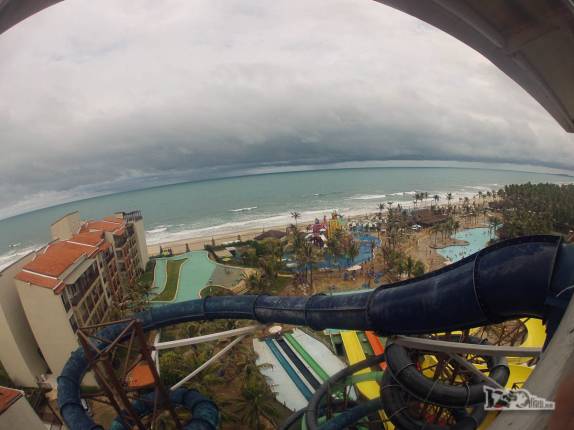 O mar visto do alto de um dos escorregadores do Beach Park, em Fortaleza, capital do Ceará